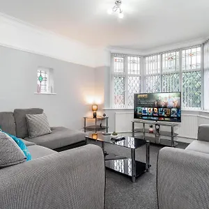 5 Bedroom House - 11 Guests - Garden - Wifi - Smart Tv - Rated - Large Driveway 4 Multiple Vehicles - Perfect For Contractors Birmingham